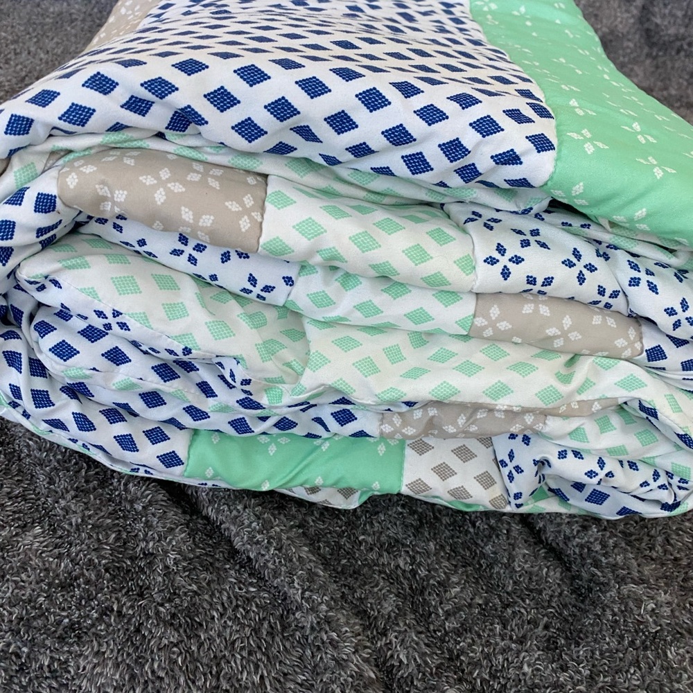 Multi colored Full sized Quilted Comforter